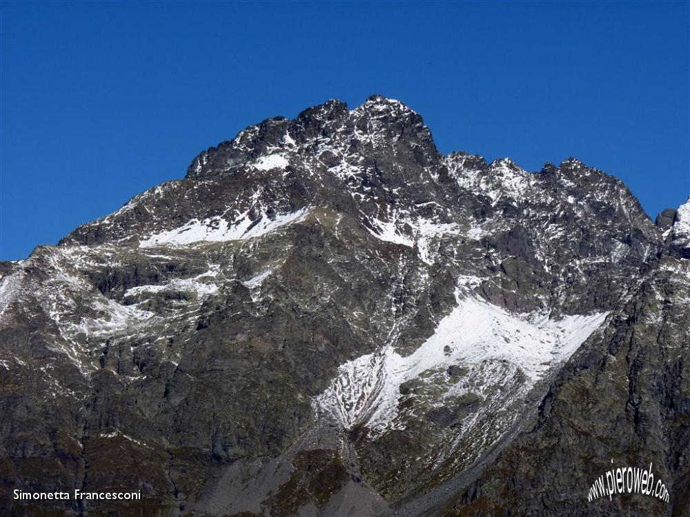 13 Dal Passo della Manina vediamo i gigantri orobici, Redorta e....JPG